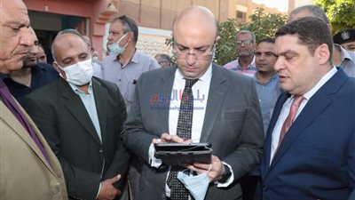 محافظ بني سويف يوجه بدمج التكنولوجيا في العملية التعليمية  بمدرسة في سمسطا