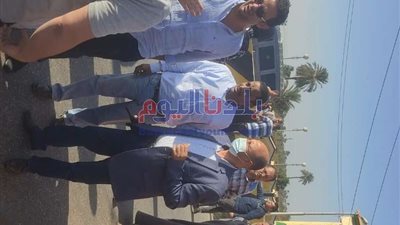 محافظ بني سويف يطمئن على مصابي حادث ويأمر بسحب رخصة سيارة