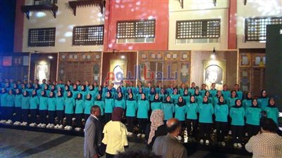 أثناء الاحتفال.. طلاب 