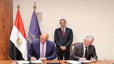 وزير الاتصالات يشهد توقيع اتفاقية بين 