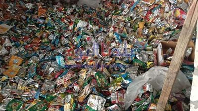 ضبط مصنع يعيد تعبئة المقرمشات المنتهية الصلاحية داخل أكياس في البحيرة