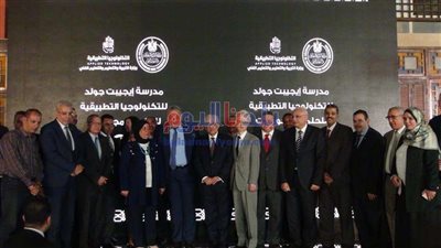 طارق شوقي يلتقط صورة تذكارية مع فريق عمل صناع مدرسة ايجيبت جولد (صور)