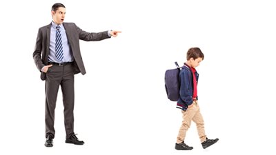 هل التخويف بالأب ينفع في تربية الأبناء؟.. استشاري يجيب