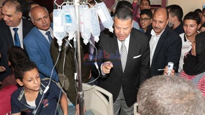 محافظ بني سويف يتفقد الطلاب المصابين بتسمم غذائي في مركز الفشن