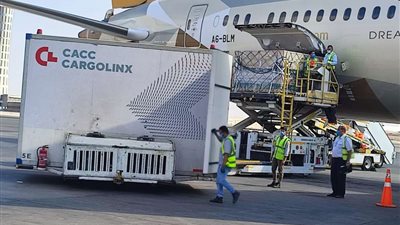 مصر تستقبل 3 ملايين و575 ألف جرعة من لقاح موديرنا بمطار القاهرة