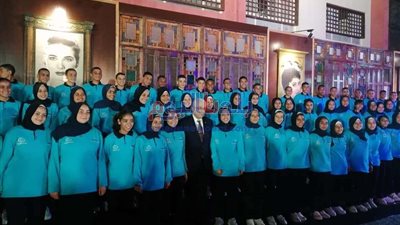 طارق شوقي يلتقط صورة تذكارية مع طلاب مدرسة 