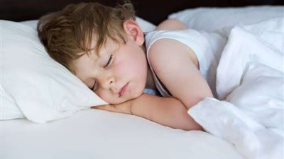 استشاري: 3 مخاطر صحية تواجه الطفل أثناء نومه
