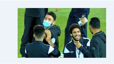بالصور.. أجواء رائعة بين لاعبي الزمالك والأهلي قبل القمة