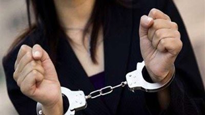 ضبط سيدة لمحاولتها تهريب مواد مخدرة وهواتف محمولة لنجلها داخل سجن بنها