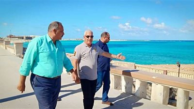 محافظ مطروح يستمع لمطالب الأهالي خلال جولة تفقدية بالمحافظة