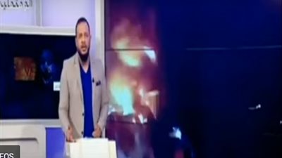 مواطن يُحرج أحد مذيعي القنوات الإخوانية ويدفعه لقطع الاتصال (فيديو)