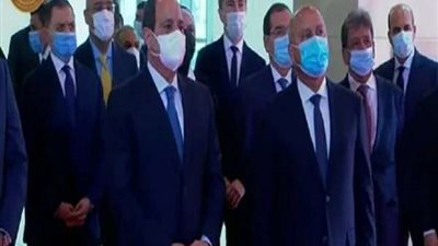 الرئيس السيسي يستمع لشرح آليات عمل المعدات بقطاع النقل والمواصلات
