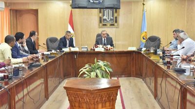 محافظ أسيوط يلتقي مسئولي شركات الاتصالات ويعلن دعمه لمنظومة التحول الرقمي