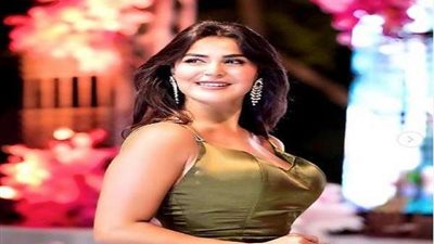 رانيا منصور تظهر بشكل متألق بفستان مفتوح