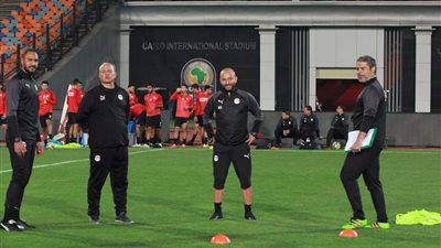 الجهاز الفني للمنتخب يجتمع لوضع خطة الاستعداد لجنوب إفريقيا
