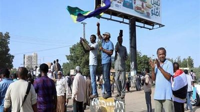 محتجون سودانيون يغلقون شوارع الخرطوم