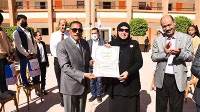 محافظ مطروح يكرم  مبتكر مبادرة 