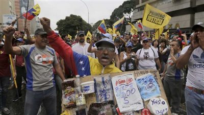 المحتجون في فنزويلا ينظمون مسيرات لإحياء المظاهرات ضد مادورو
