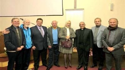 بحضور ممثلي السفارة والجالية المصرية.. تنصيب أول قس مصري في انجلترا