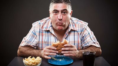 أخصائية: 5 أطعمة تدمر صحة الرجال في منتصف العمر