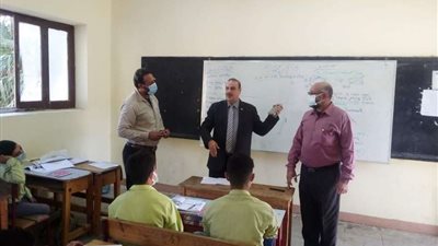 وكيل تعليم مطروح يتابع  تنفيذ الإجراءات الاحترازية ويحيل مدرسين للتحقيق