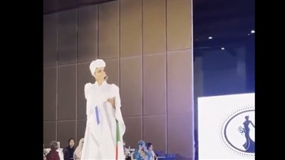 بالفيديو.. فنانة إسرائيلية تغني بالعربي في أسبوع الموضة في دبي