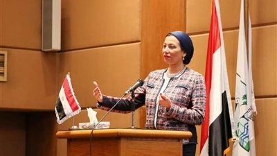 أثناء تكريمهم.. ياسمين فؤاد للعاملين: اهتمام الدولة بقضايا البيئة يضع على عاتقكم المسئولية (صور)