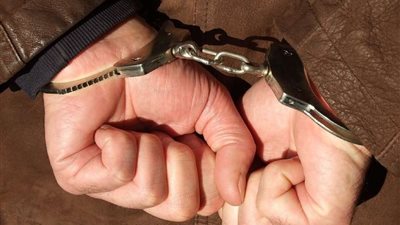 سقوط عنصر اجرامي بحوزته مخدرات في القطامية