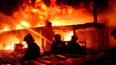 السيطرة على حريق هائل نشب في عدد من المحلات التجارية بالزقازيق