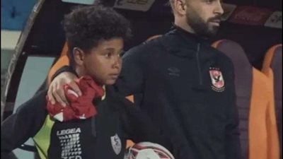 صيد الكاميرا.. قفشة يهدي طفل زملكاوي تيشرت مباراة القمة