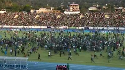 جماهير جزر القمر تقتحم الملعب احتفالًا بالتعادل أمام الفراعنة ( صور)