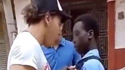 إحالة المتهمين في واقعة التنمر على طالب سوداني للنيابة العامة (فيديو)