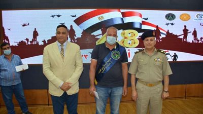 محافظ الدقهلية يستقبل الابن الكفيف التائه منذ 21 سنة بعد مطابقة تحليل الـDNA