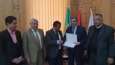 نائب رئيس جامعة بنها يشارك في مؤتمر تطوير التعليم البيطري بالسنغال