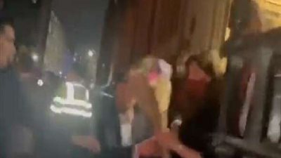 أخراج سفيرة إسرائيل ببريطانيا من حفل كلية لندن.. فيديو
