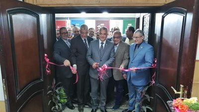 رئيس جامعة المنوفية يفتتح معرضًا لطلاب 