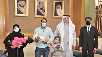 السفير السعودى يستقبل توأما سياميا مصريا قبل سفرهما للمملكة