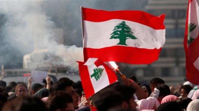 محتجون لبنانيون يتحدون البرلمان ويمنعون دخول مواكب السيارات