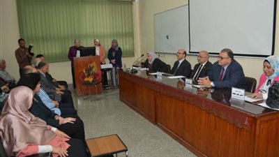 رئيس جامعة أسيوط يكرم أعضاء فريق وحدة الجودة بكلية الطب لأدائهم المتميز