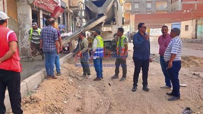 بدء تركيب الانترلوك وأعمدة ديكورية حديثة بشارع العبور بأشمون