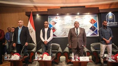 بالصور| وسط استقبال حافل.. جامعة حلوان تهدي الدرع لـ