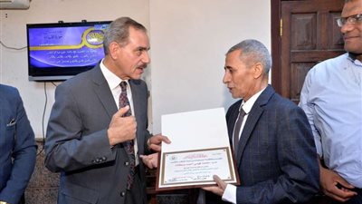 محافظ أسيوط يكرم رئيس مركز أبوتيج لبلوغه سن المعاش