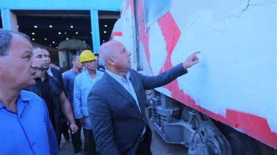 وزير النقل يتابع التطوير الشامل لـ90 عربة سكة حديد إسباني ببني سويف (صور)