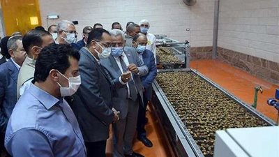 رئيس الوزراء يتفقد مجمع تمور الوادي الجديد