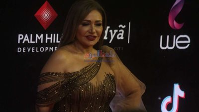 بفستان ذهبي لامع.. ليلى علوي تخطف القلوب في مهرجان القاهرة السينمائي