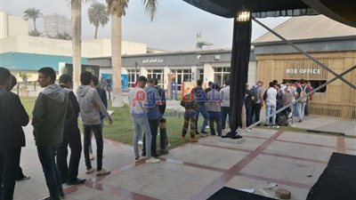 من السابعة صباحًا.. إقبال كثيف على شباك تذاكر القاهرة السينمائي 