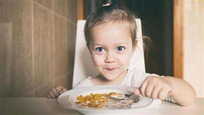 منها العسل والشيبسي.. أغذية احذري تقديمها لطفلك