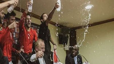 مدرب جنوب إفريقيا يوضح سبب ابتسامته في احتفال الفراعنة