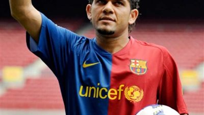 قطعة من الجيل الذهبي.. ماذا قدم دانى ألفيس مع برشلونة في الفترة الأولى؟