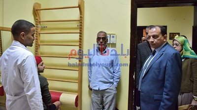 رئيس جامعة بني سويف يحيل عددًا من الموظفين للتحقيق لتقصيرهم في العمل